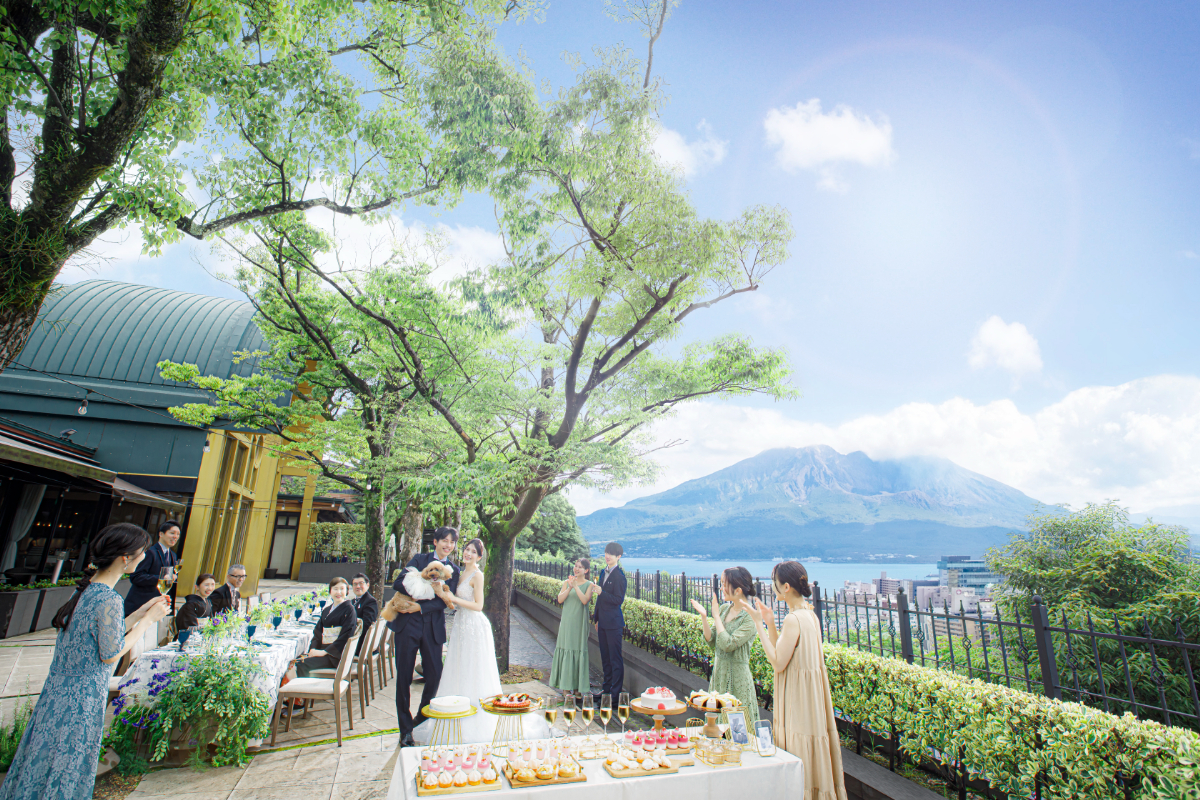 緑と桜島を望む開放的なテラス